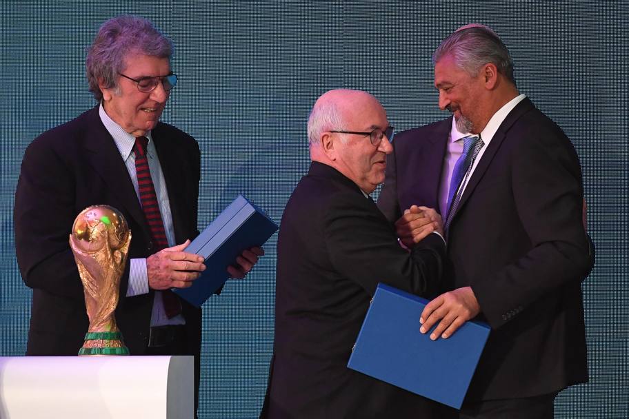 Dino Zoff con Carlo Tavecchio e Alessandro Altobelli. Ansa